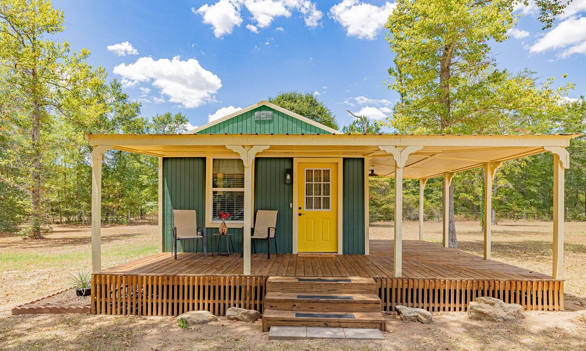 Navasota Cabin | Peaceful cabin with King bed, WiFi, kitchen, fire pit. No extra fees!