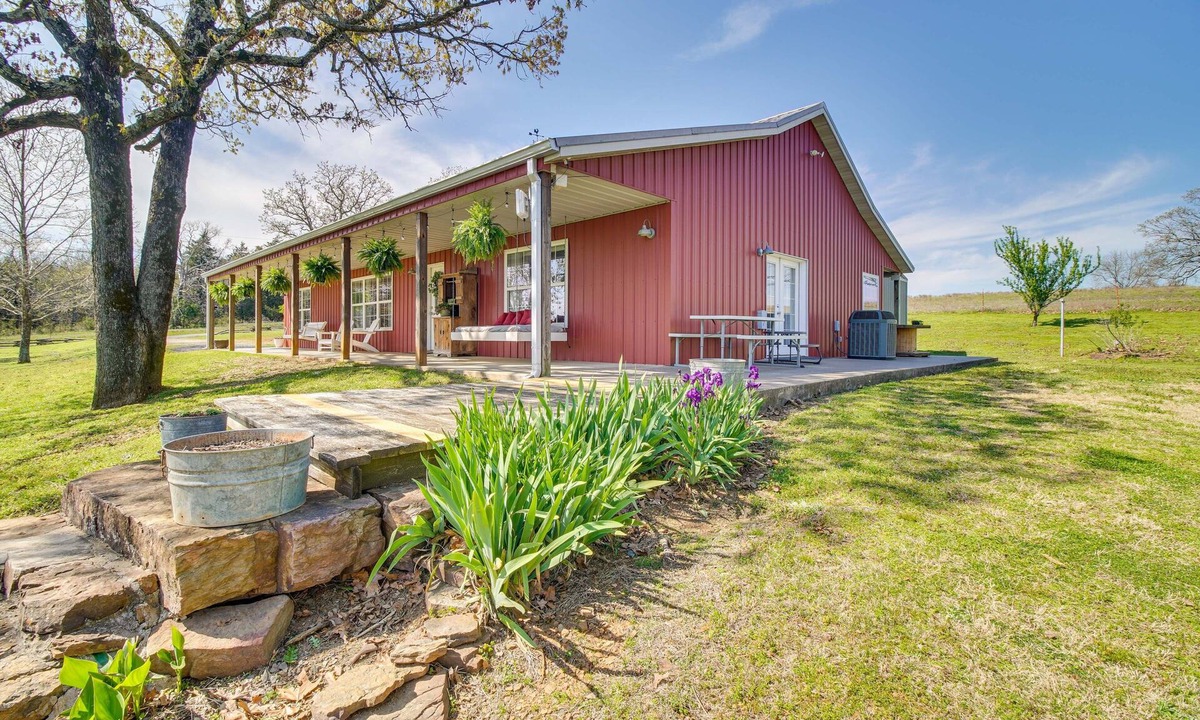 Bates House | Peaceful Cameron Getaway ~ 5 Mi to Poteau!