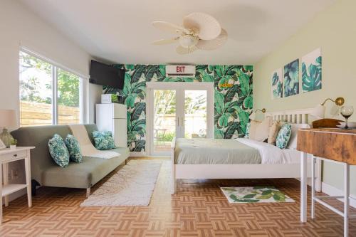 Royal Poinciana House | Peaceful Casita near Hollywood Beach & essentials