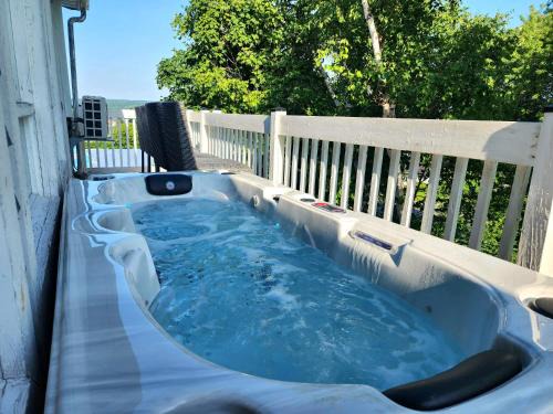 Quartier 5-4 Apartment | Peaceful City View - Hot Tub - 2 Parking & EV Chrger