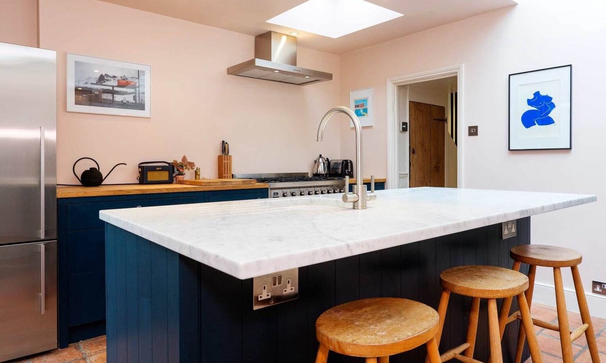 Ferndale Apartment | Peaceful Clapham, by Veeve