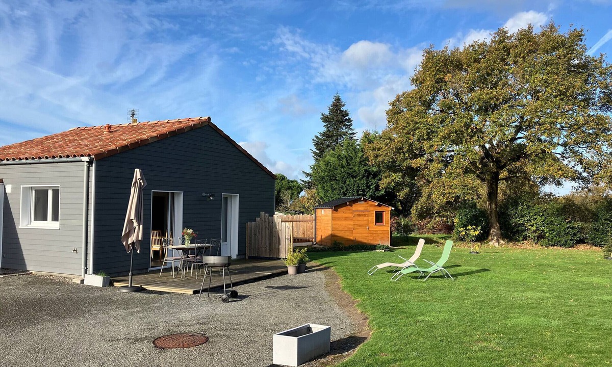 Villeneuve-en-Retz Cottage | Peaceful Cottage with Garden and Convenient Parking