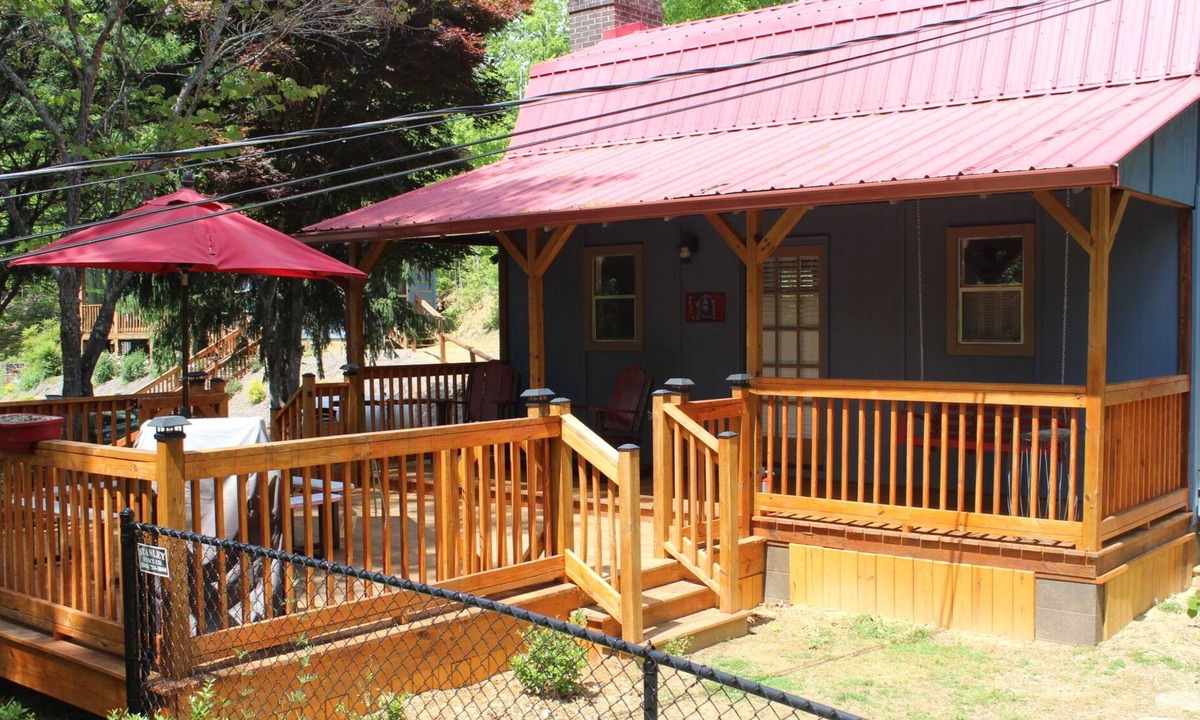 Pigeon Forge Cottage | Peaceful Cottage, Pet (2 Max) friendly - Fenced yard, Loft Bedroom