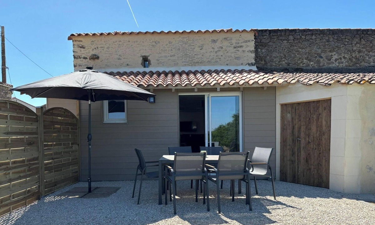 Chantonnay Cottage | Peaceful cottage with local wildlife - 6 guests