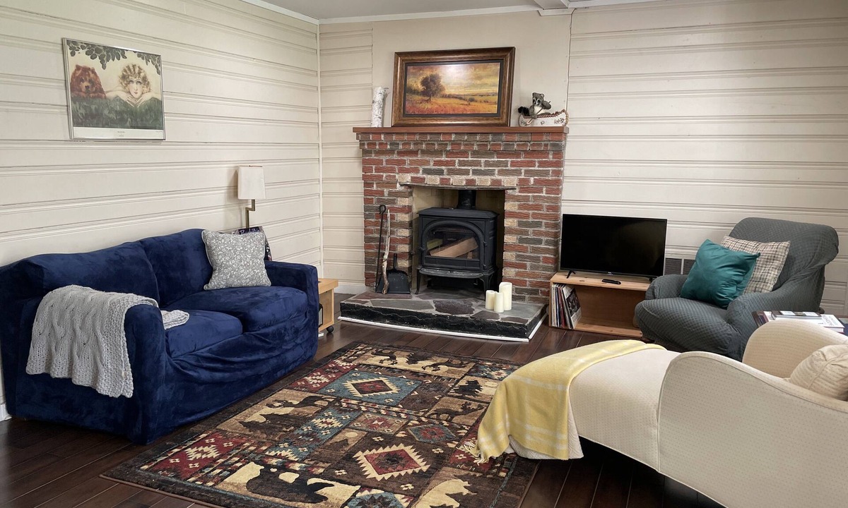 Chichester House | Peaceful Cottage with Mountain Views