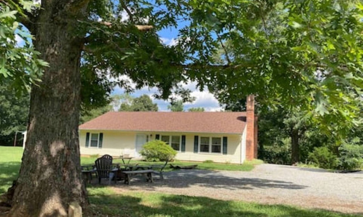 Callands-Gretna House | Peaceful, Country, Pet Friendly Getaway - Minutes from Smith Mountain Lake Dam