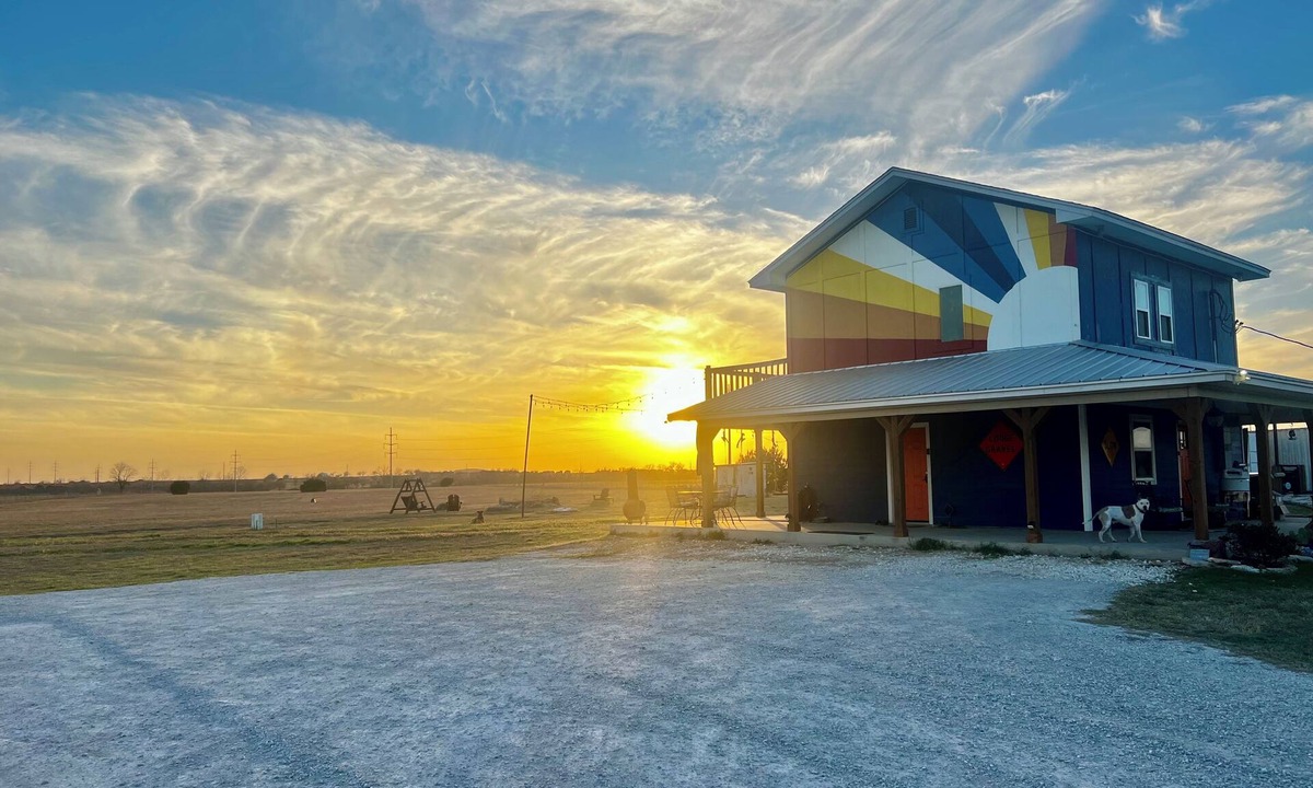 Nemo House | Peaceful country stay with fresh chicken eggs and kitty snuggles!