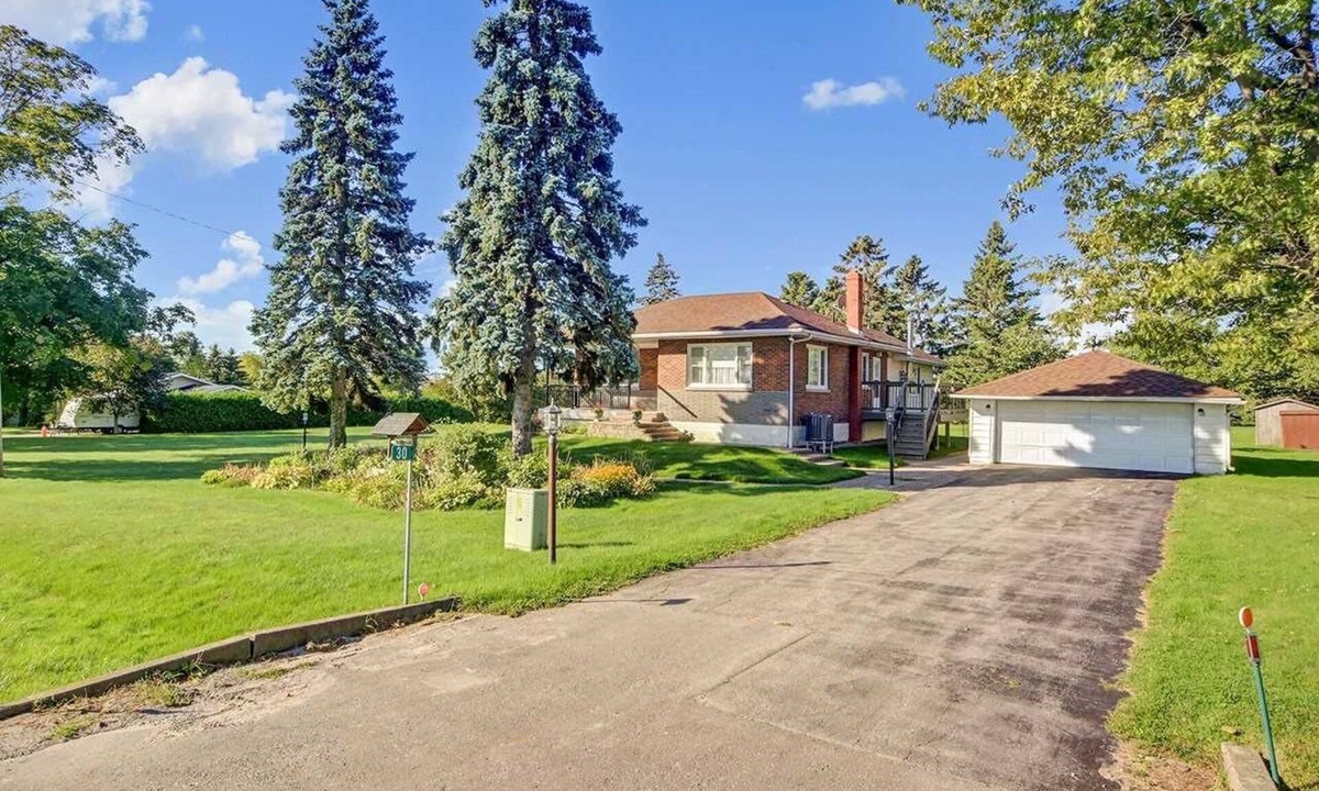 Newcastle House | Peaceful & Cozy 3 Bedroom House In Newcastle, ON
