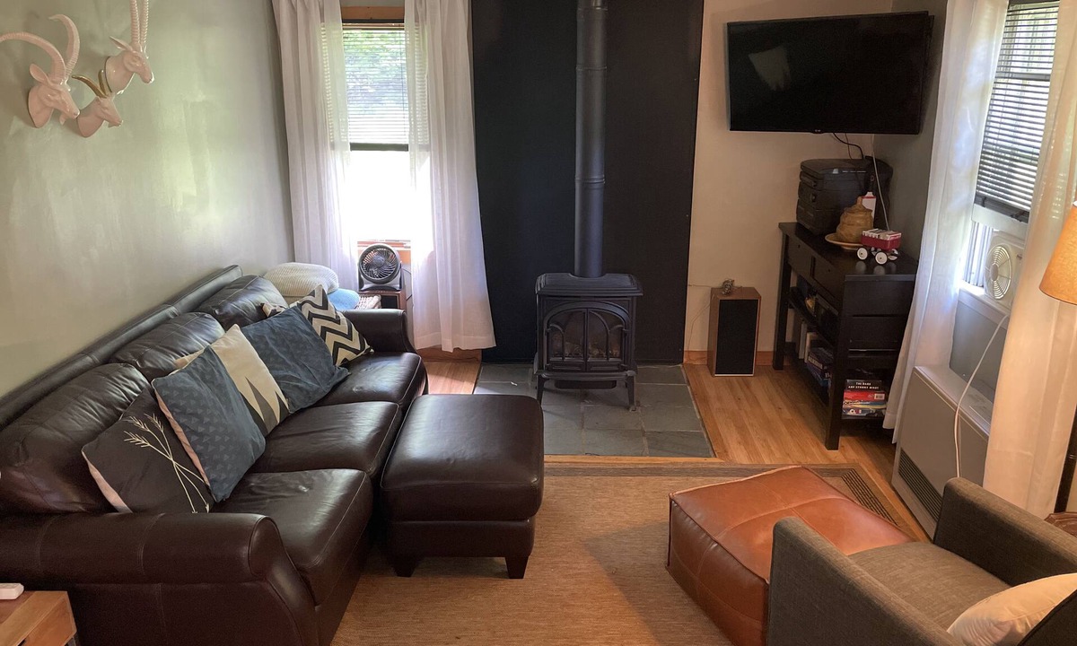 Warren House | Peaceful, cozy pet-friendly home, fiber-optic wifi close to mountains and lake