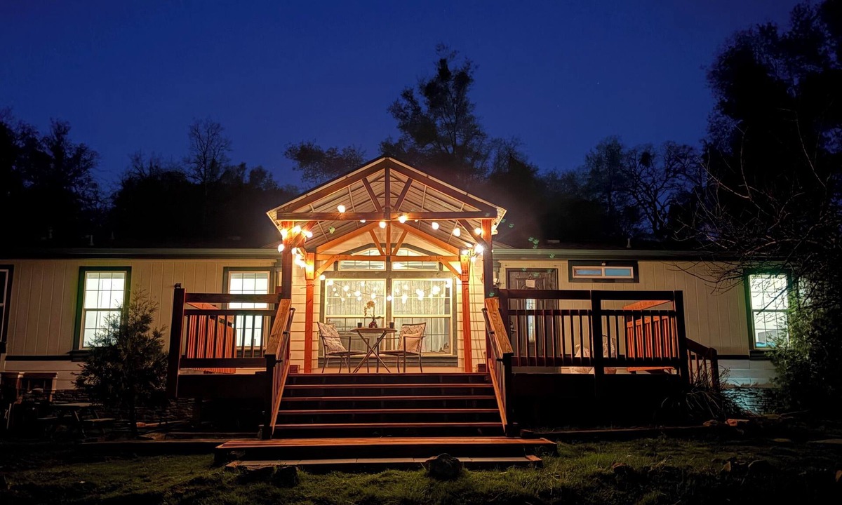 Mariposa House | Peaceful Deck! Yosemite | Creekside Cottage