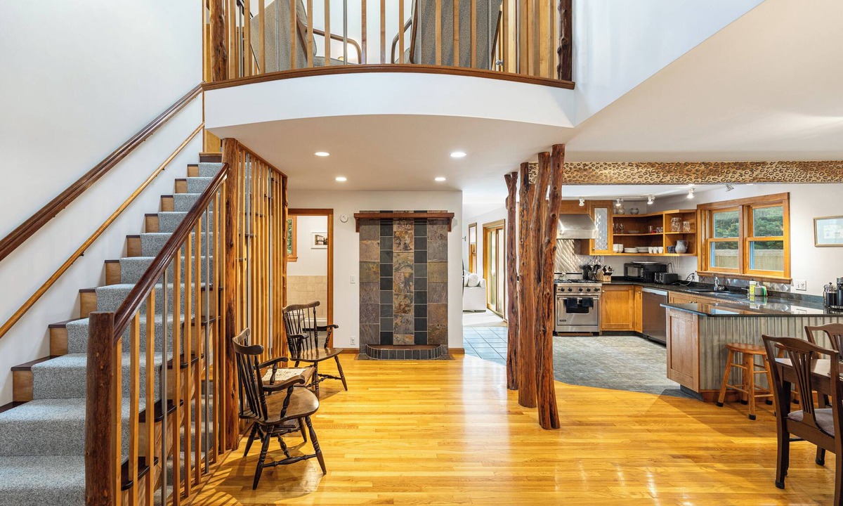 East Chop House | Peaceful East Chop Vineyard 6-BR 4-full BA home, AC, large yard, In-law apt.