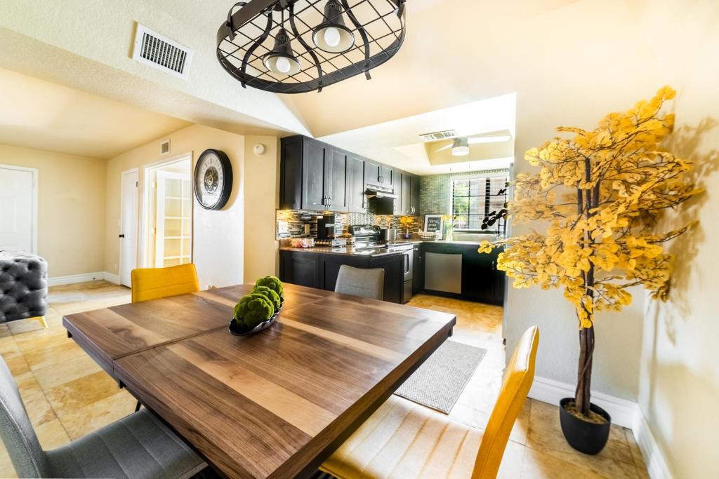 Tempe Apartment | Peaceful Eclectic 2BR w/King Bed