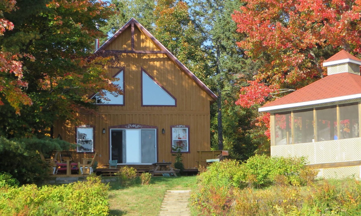 Saint-Elie-de-Caxton Ski Chalet | Peaceful family cottage on Lac Pleasant