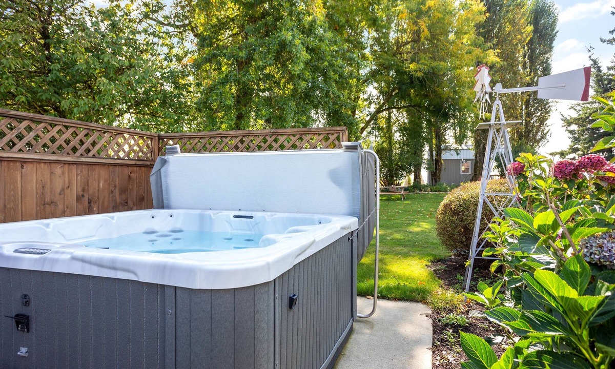 Lynden Apartment | Peaceful Farm Retreat on 117 Acres | Private Apartment, Hot Tub, Wide-Open Skies