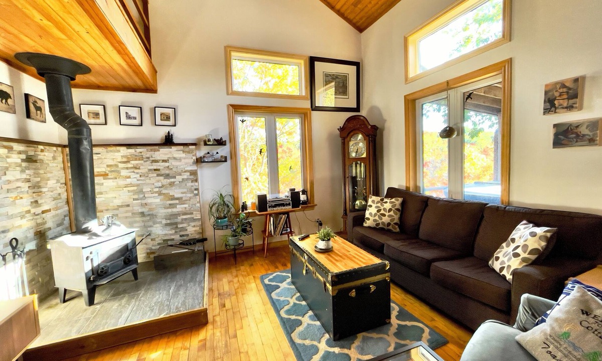 Glastonbury Cottage | Peaceful getaway on quiet lake