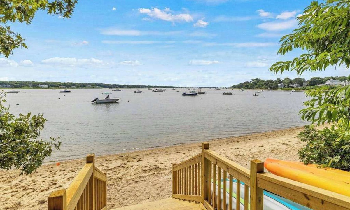 Teaticket House | Peaceful Great Pond getaway with private yard, patio, AC & family-friendly games