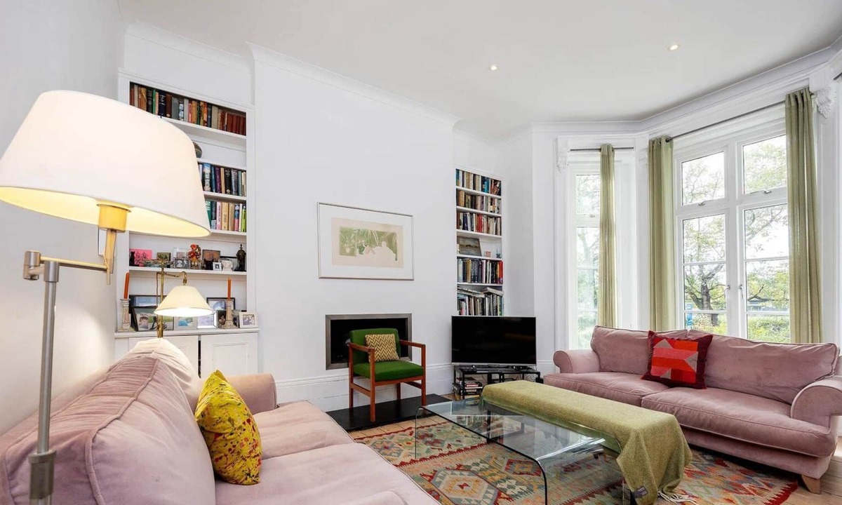 Dartmouth Park House | Peaceful Heath Maisonette, by Veeve