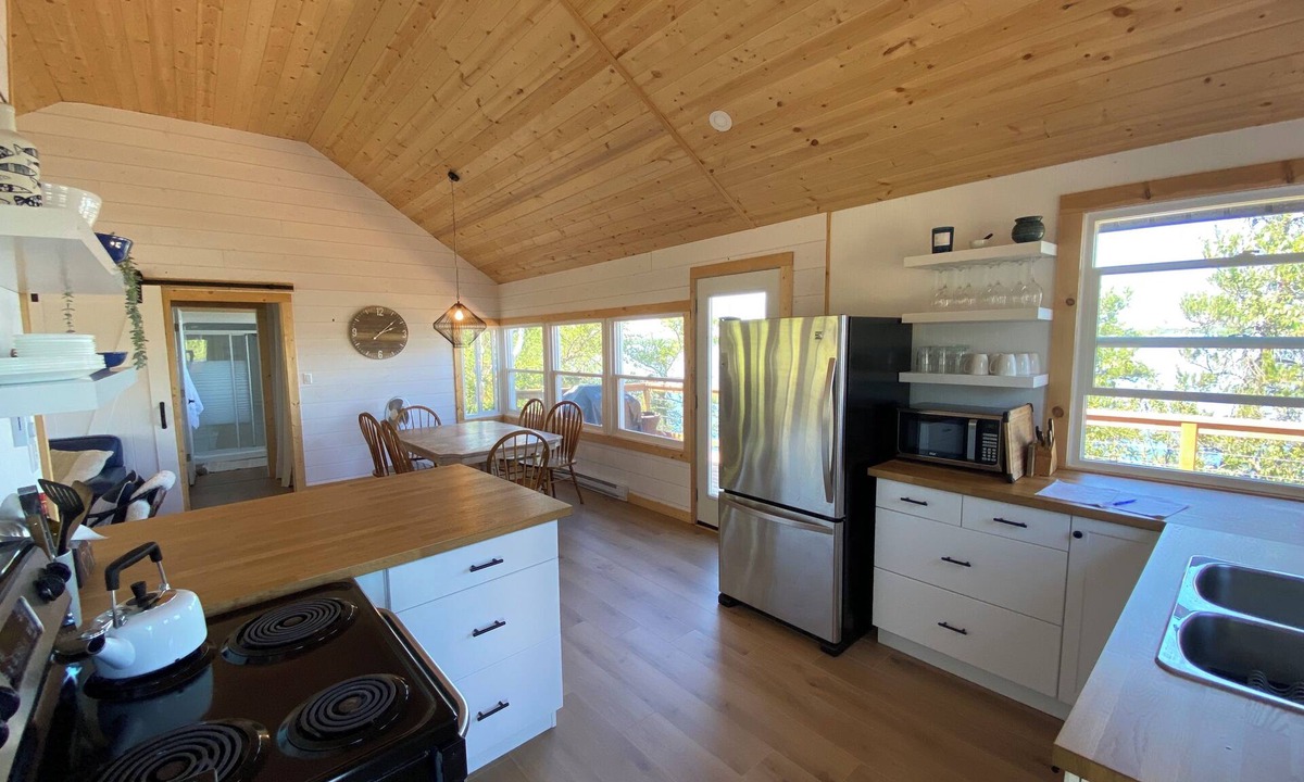 Falcon Lake Cabin | Peaceful Heights - Lakefront Cabin on Beautiful Betula Lake