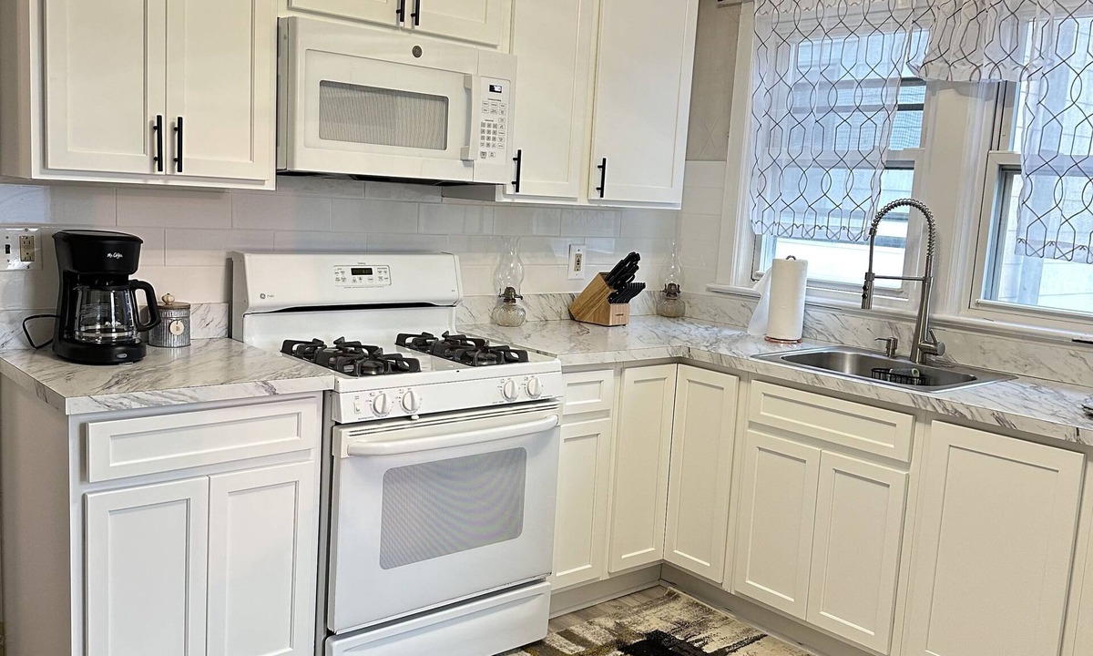 North Side Apartment | PEACEFUL HIDDEN GEM FREE PARKING WIFI