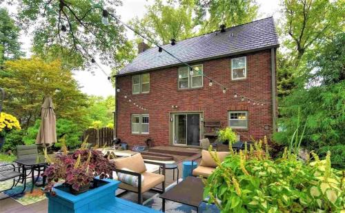Benson House | Peaceful Hillside Retreat Firepit & Spacious Yard