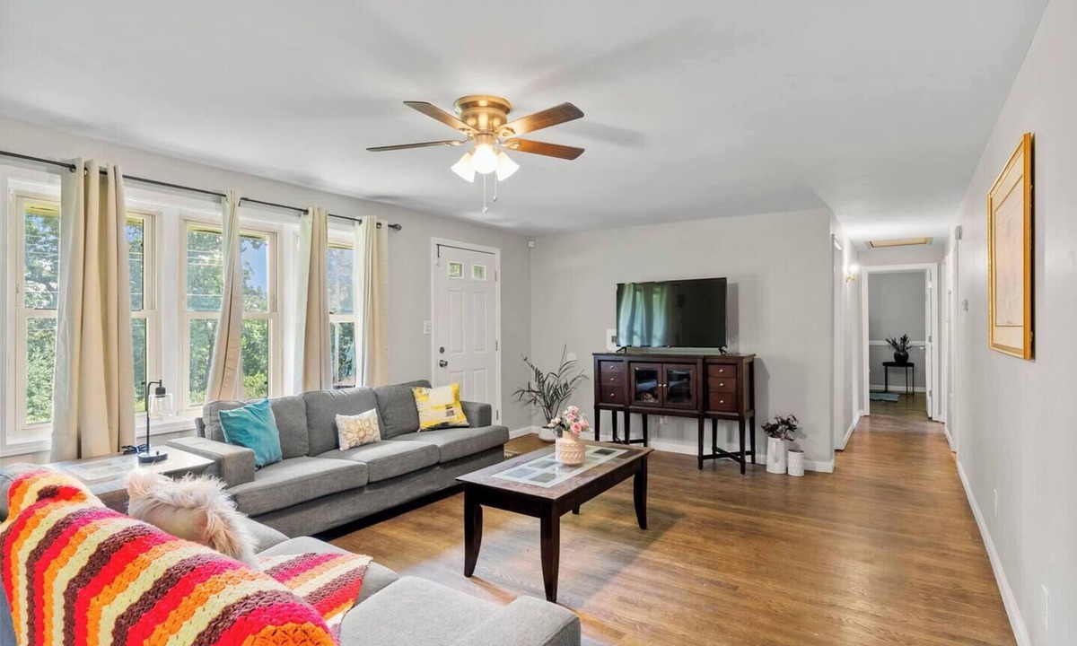 Barnhart House | Peaceful hilltop country living, 10 mins to stores