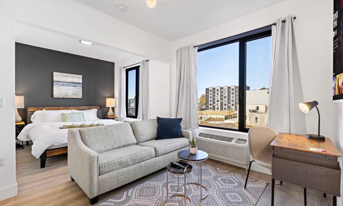Elizabeth Hotel | Peaceful King Studio 15 min from EWR Free Parking