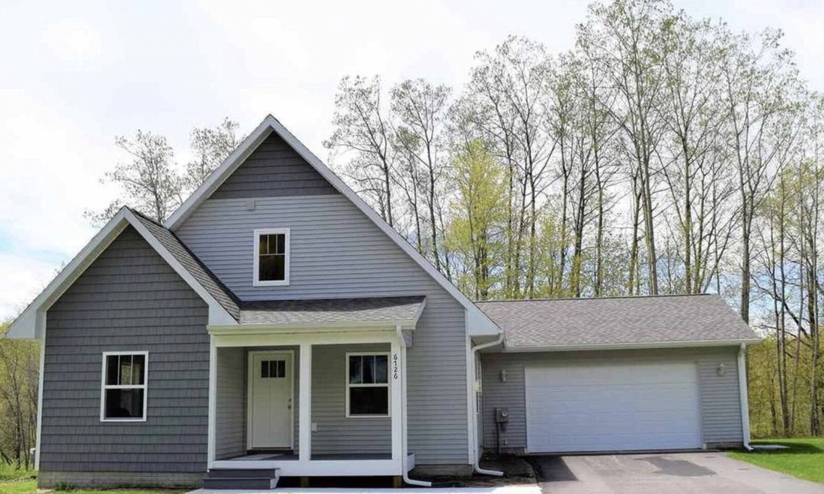 Lake Ann Cottage | Peaceful Lake Ann Home