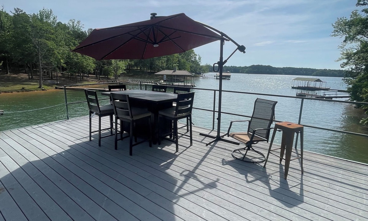 Reed Creek House | Peaceful Lake Cottage