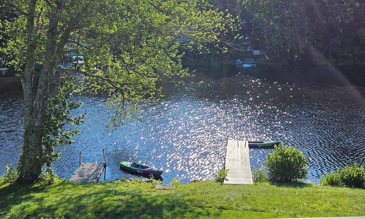 Salem House | Peaceful Lake Front Cottage in Southern NH
