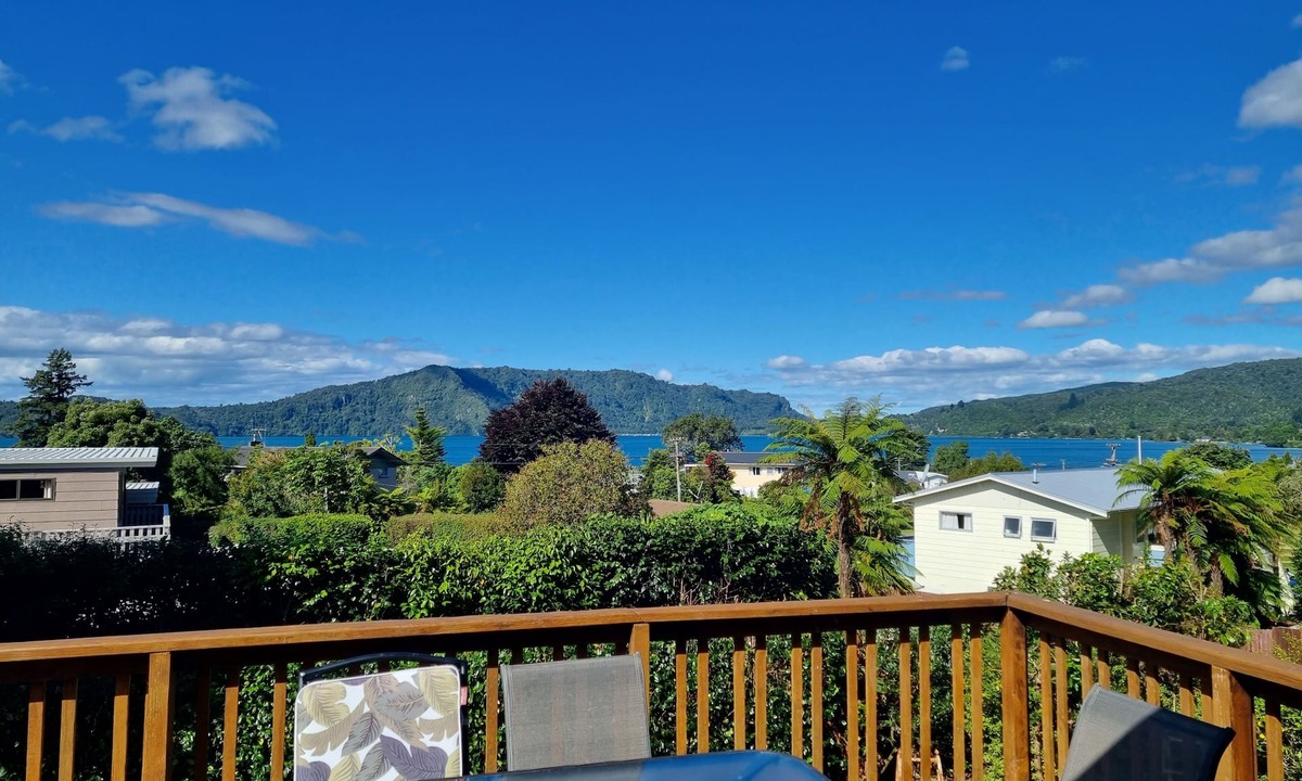 Rototai House | Peaceful Lake Retreat