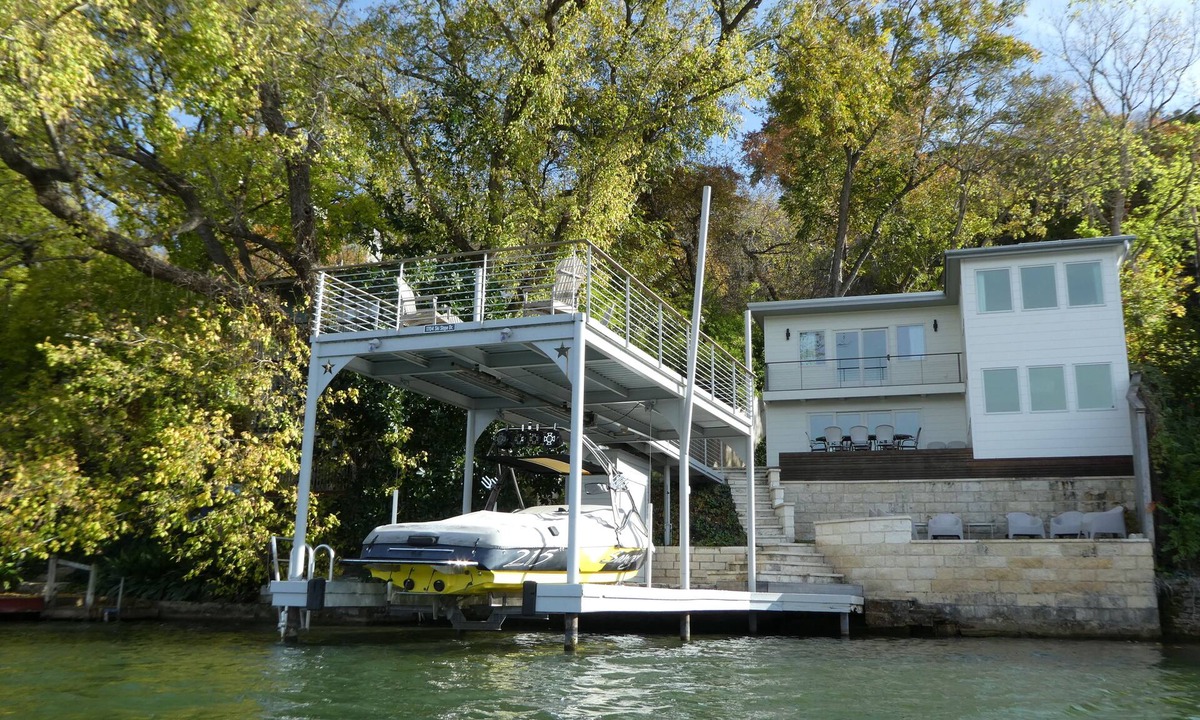 Rio Robles House | Peaceful Lake Retreat: Modern Comfort, Scenic Views and Fires Under the Stars