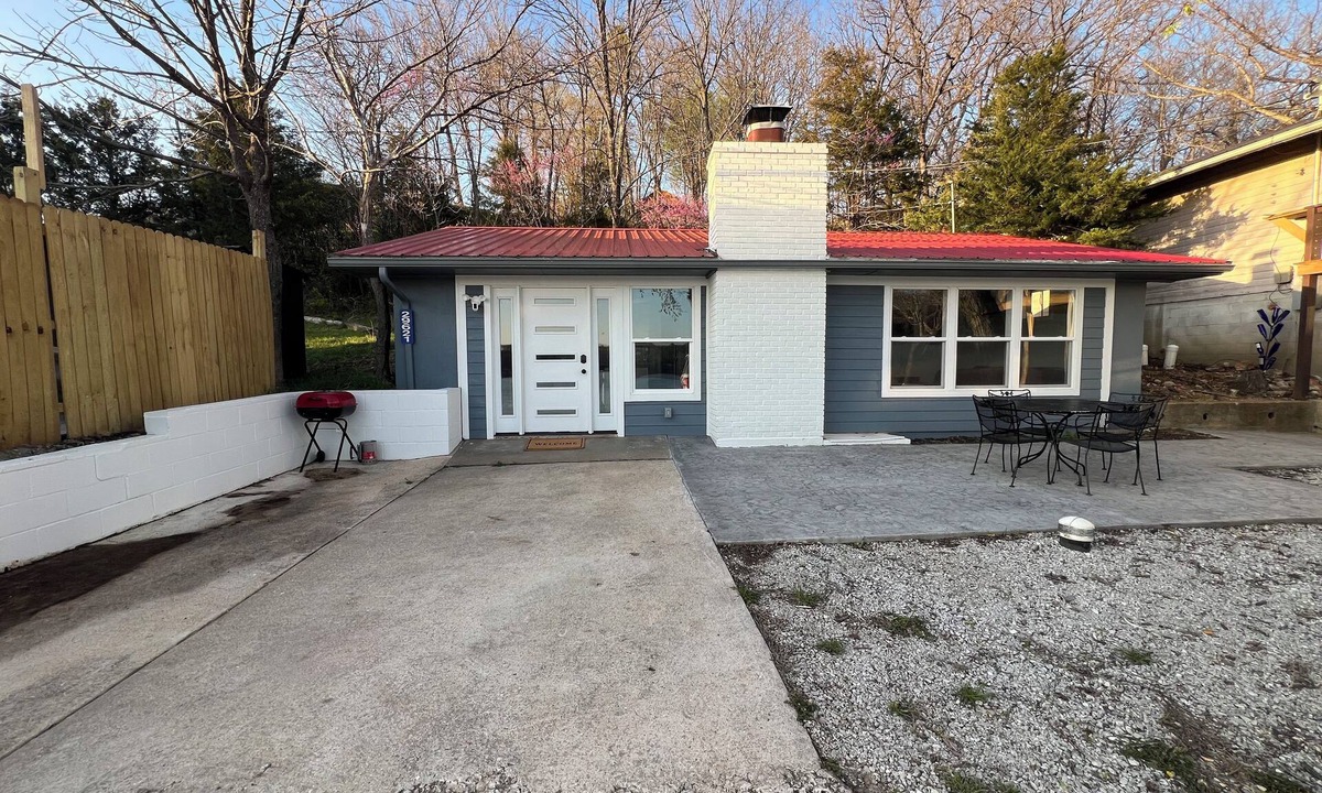 Lincoln Cabin | Peaceful Lakefront Cabin