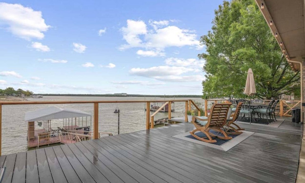 Runaway Bay House | Peaceful Lakefront Retreat - Dock, Kayak & Sunrise Views - Sleeps 12