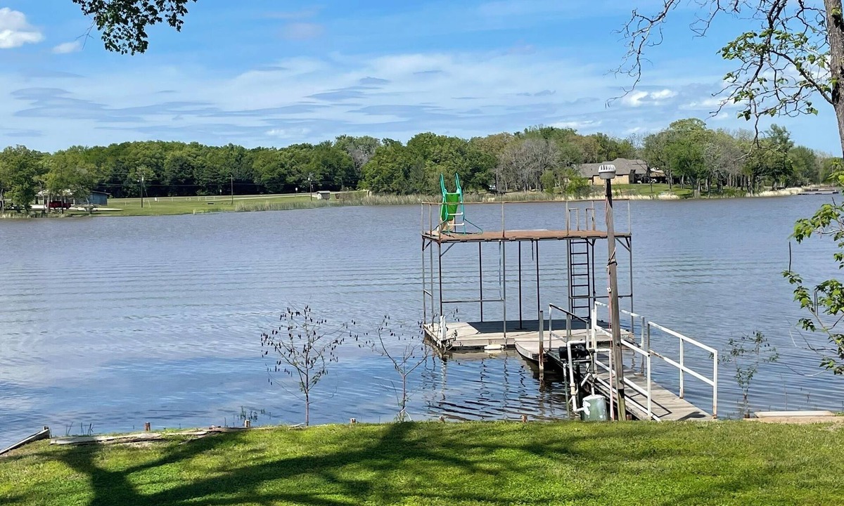 Mexia House | Peaceful lakefront vacation home