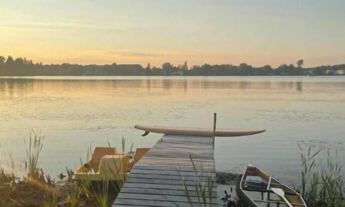 Shawinigan House | Peaceful Lakeside Bungalow on Lac à la Tortue