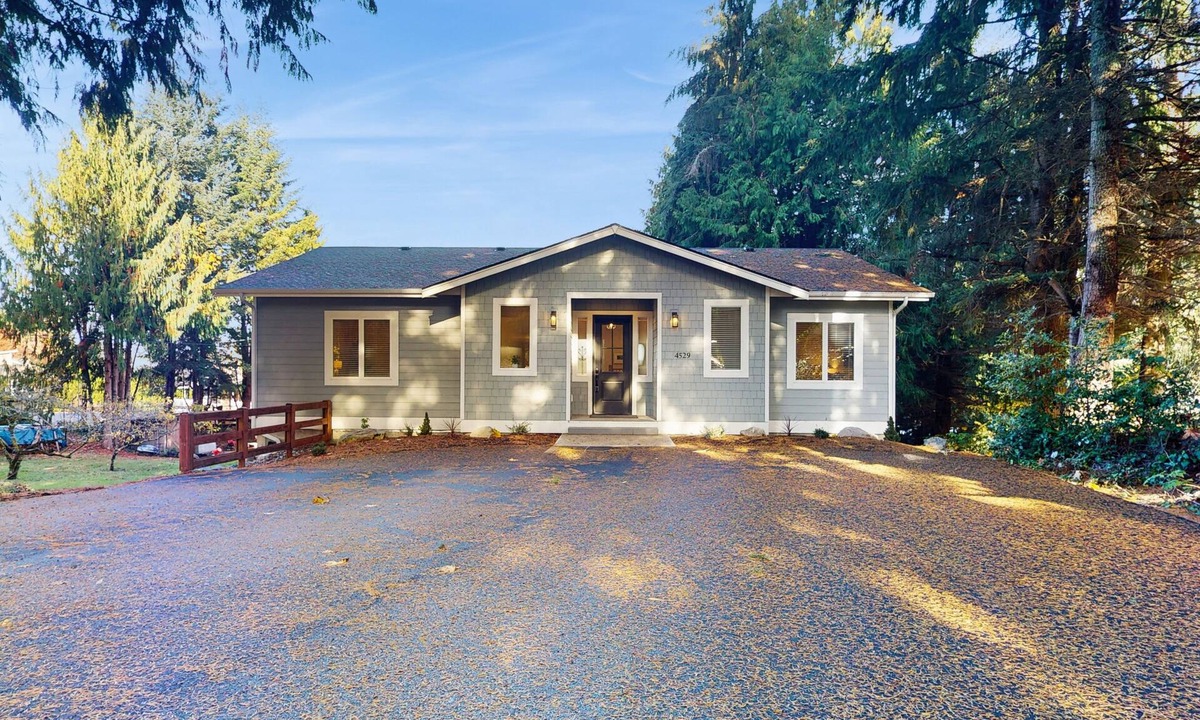 Lake Goodwin House | Peaceful lakeside getaway with shared private beach & dock, electric fireplace