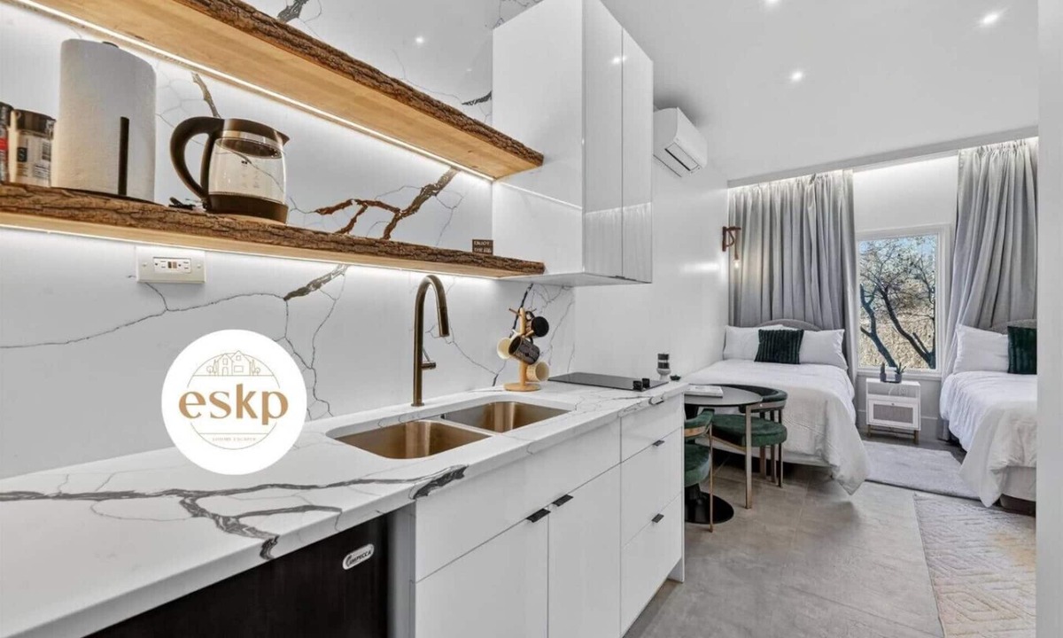 Monroe Apartment | Peaceful Lakeside Studio Fast Wifi Great WFH