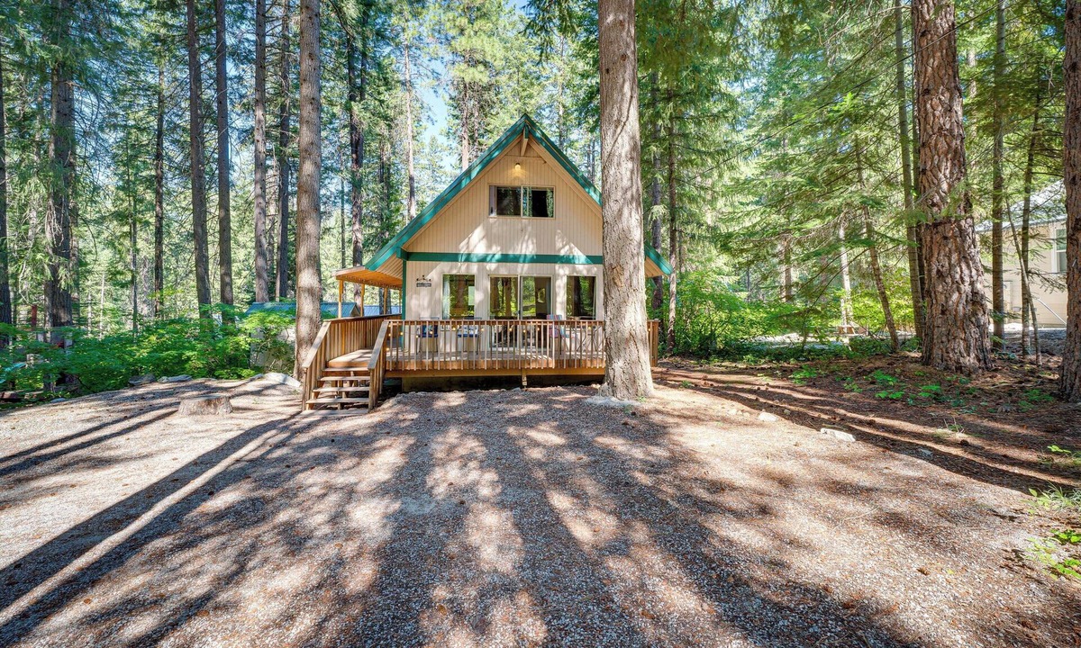 Leavenworth Cabin | Peaceful Leavenworth Cabin with Deck & Fire Pit!