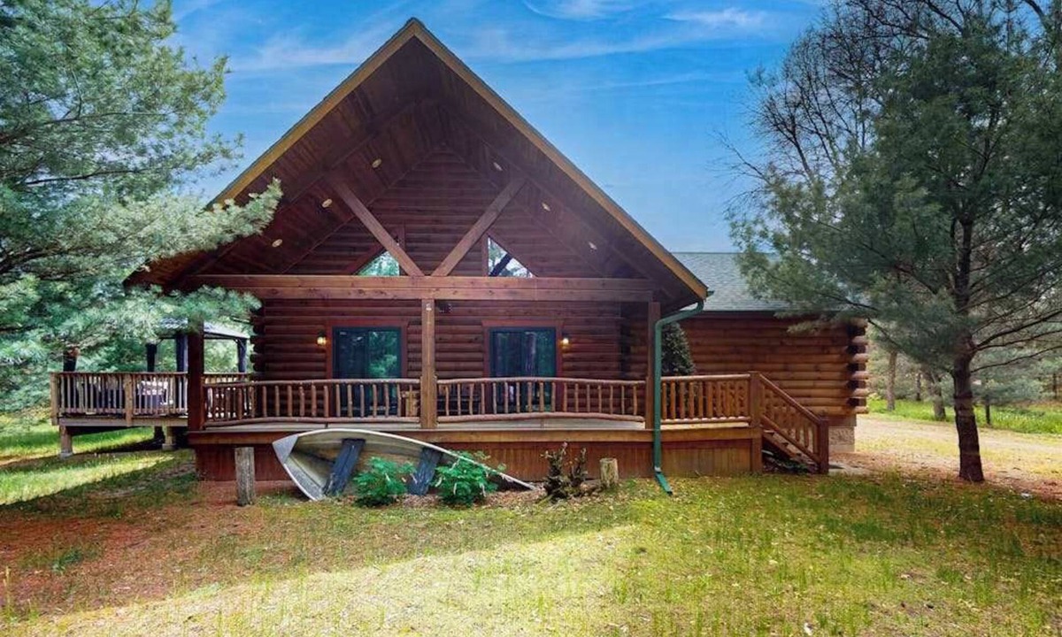 New Lisbon House | Peaceful log cabin with patio, gas grill, fire pit & WIFI