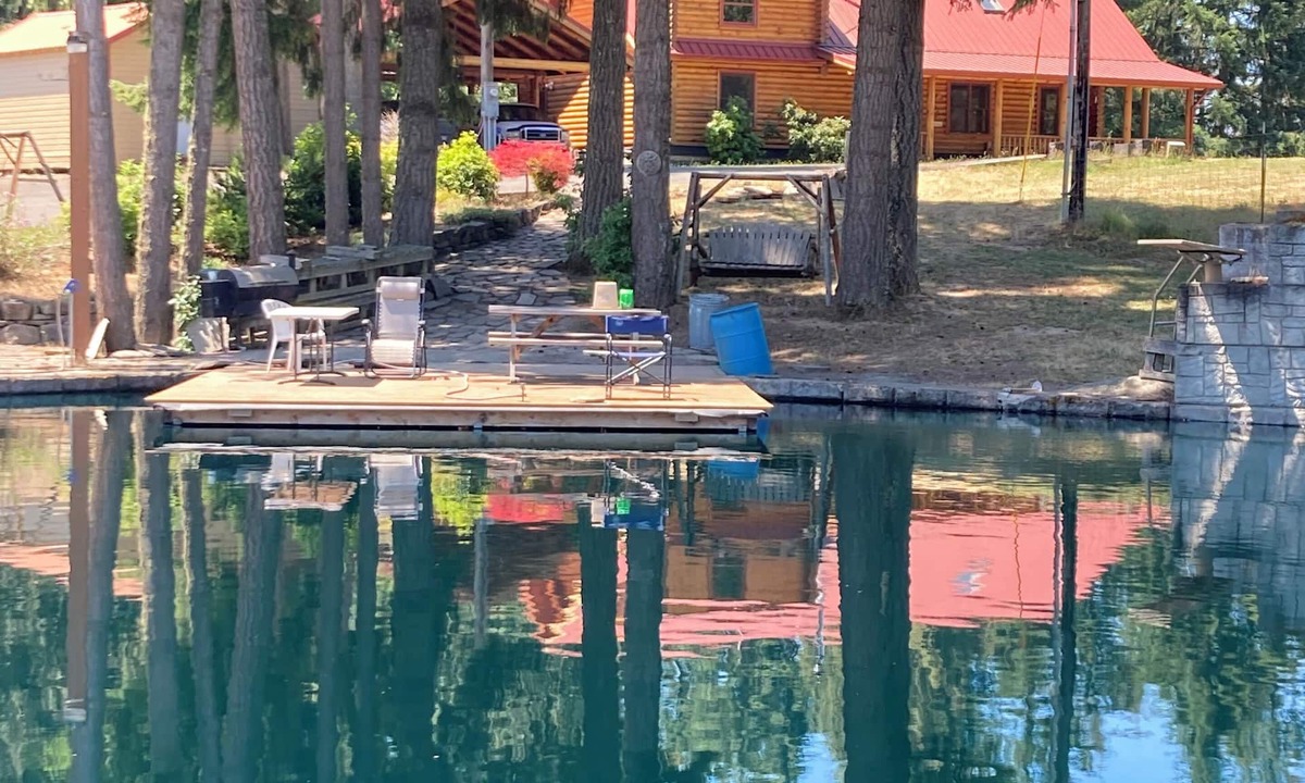 Molalla Cabin | Peaceful Log home on 9 mountainview acres