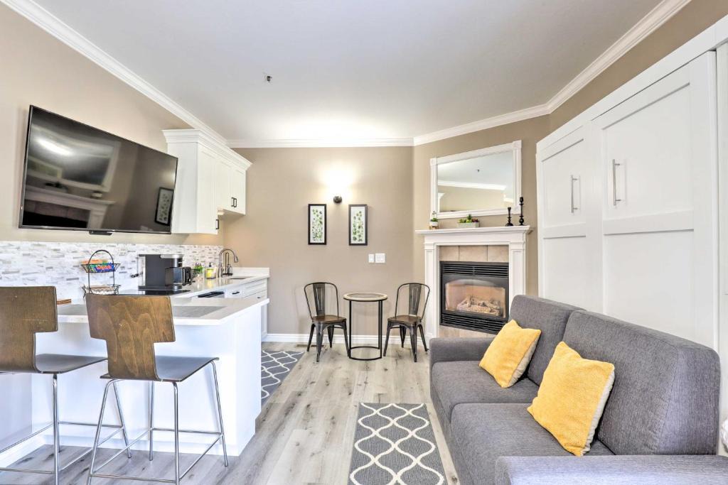 Midway Apartment | Peaceful Midway Studio with Mountain and Golf Views!