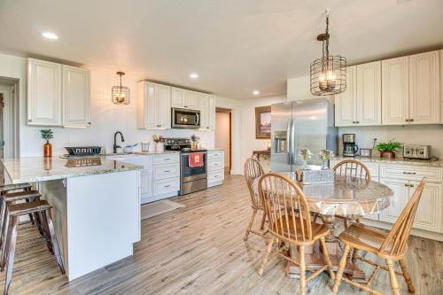 Squires House | Peaceful Missouri Getaway w/Valley View & Patio!
