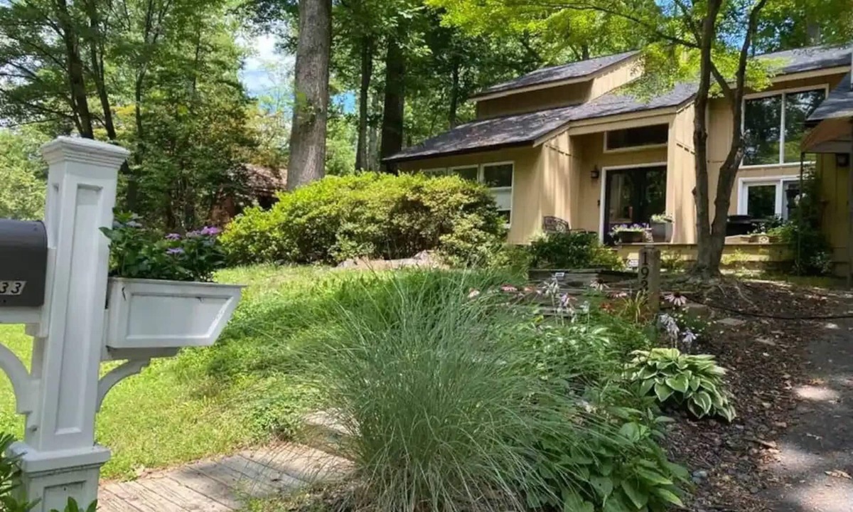 Reston House | Peaceful, modern, spacious - sleeps 11!