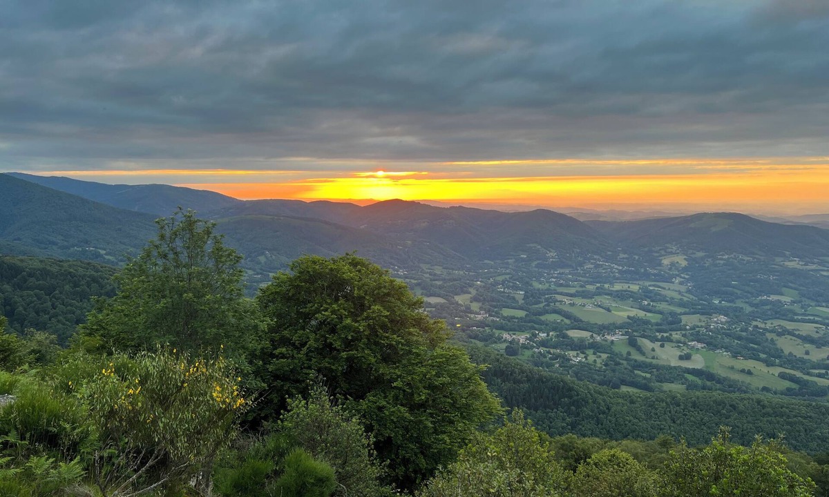 Prayols House | Peaceful Mountain gîte with garden, BBQ and fire pit