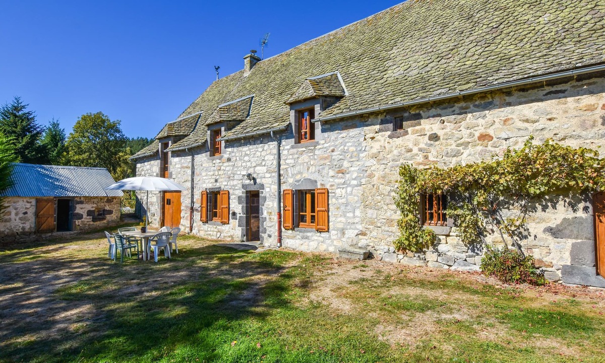 Oradour House | Peaceful Mountain Retreat