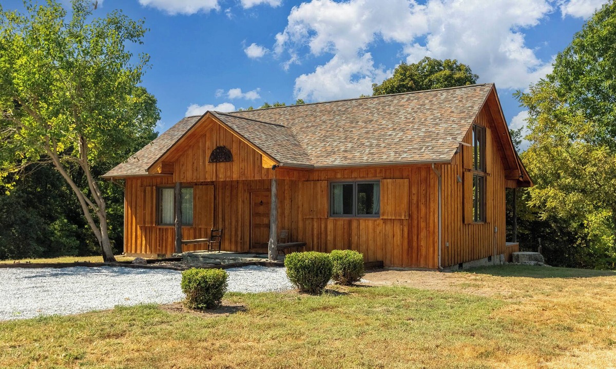 Texico Cabin | Peaceful Nature Retreat with Artistic Charm