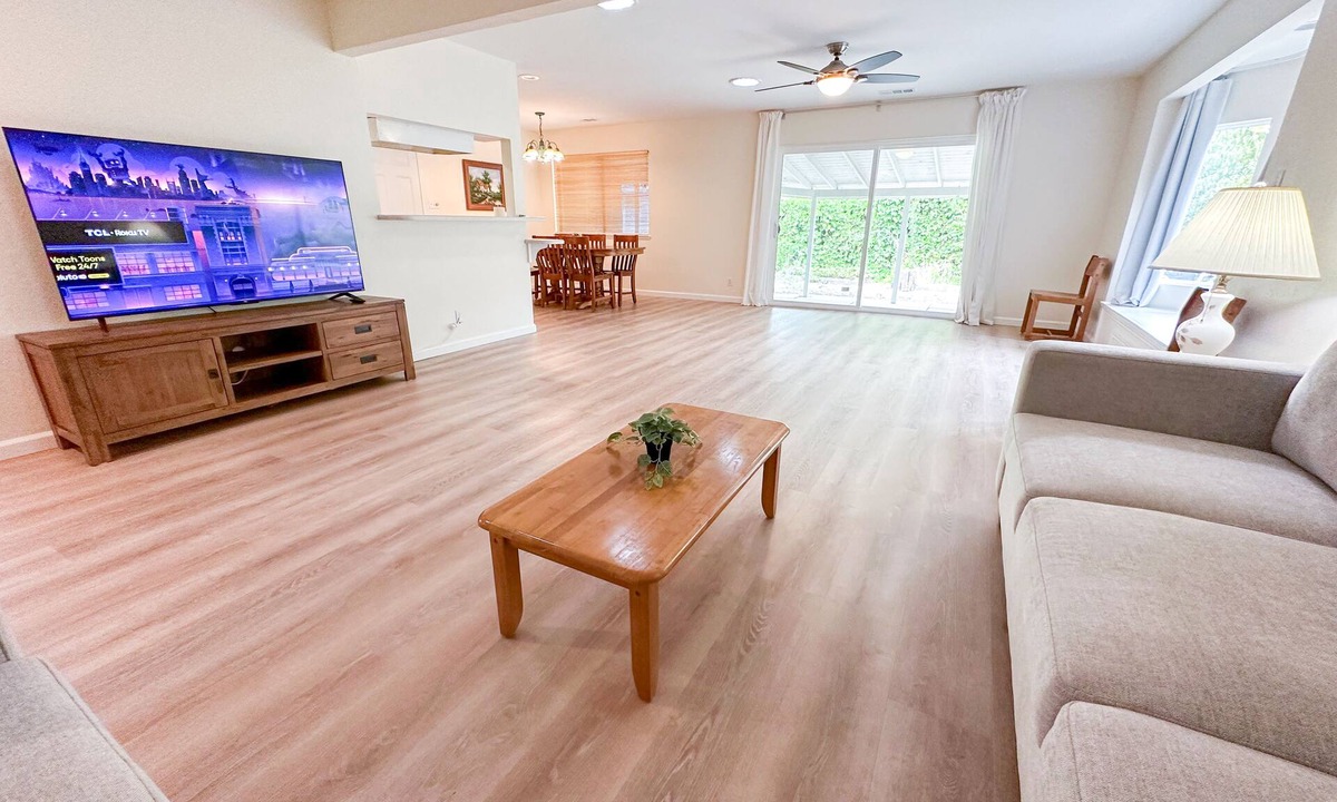 Davis House | Peaceful Near Campus Home