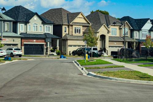 Brantford Apartment | Peaceful Neighborhood Garden Ave Suite