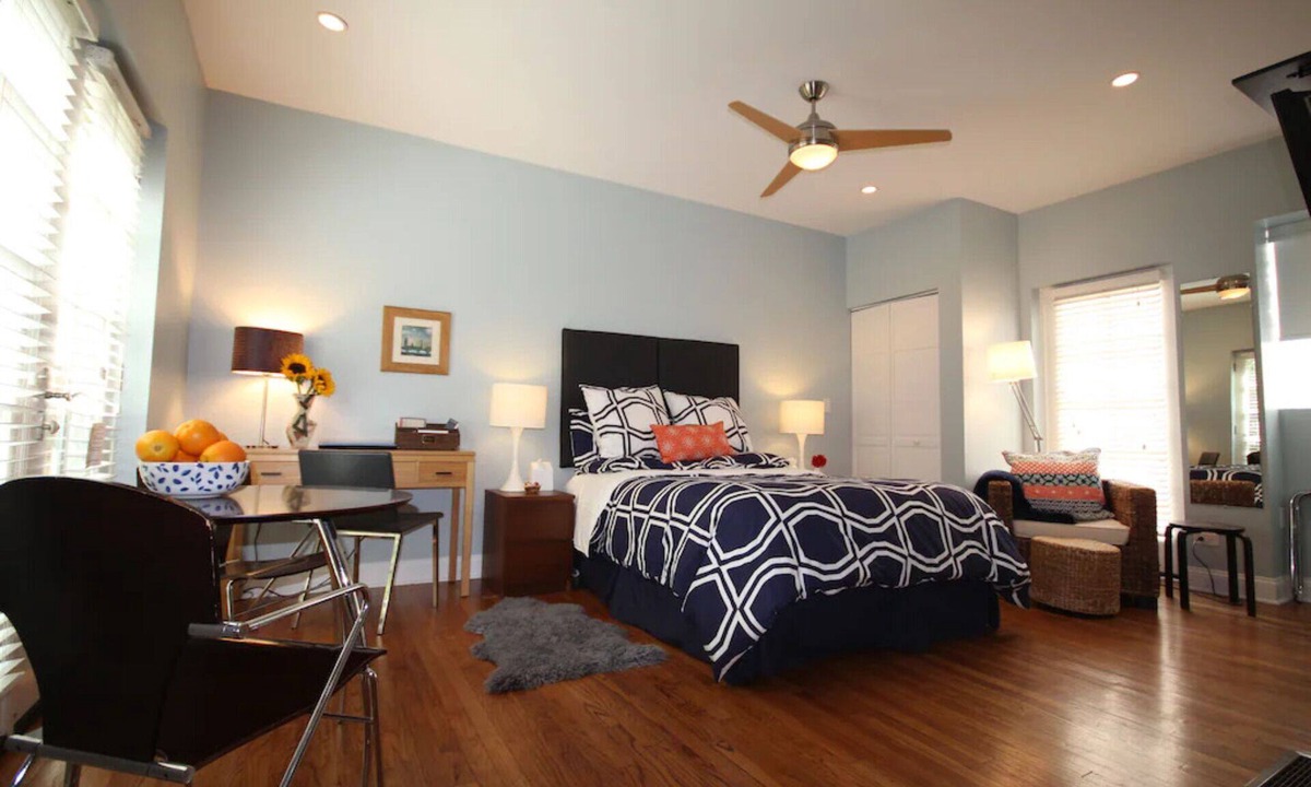 Edgewater Beach Apartment | Peaceful Oasis in Top Chicago Neighborhood. Low Traffic, Pristine Cleanliness.