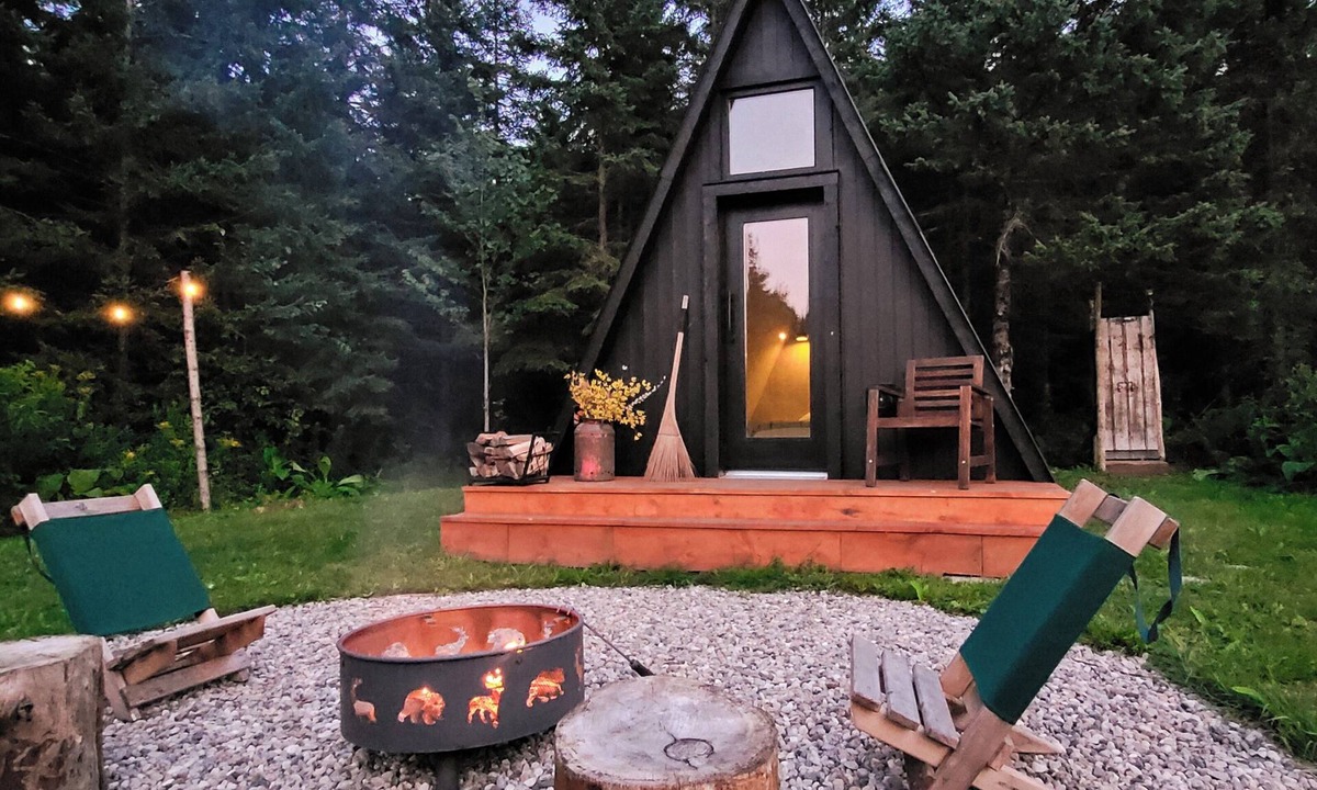 South Glengarry Cabin | Peaceful off-grid forest experience with outdoor shower and walking trail.
